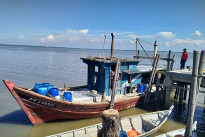  Satpolair Polres Bengkalis Amankan Satu Kapal Pukat Harimau Asal Malaysia